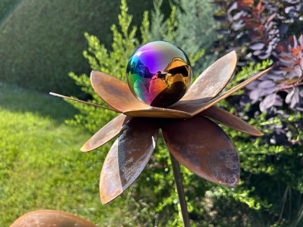 Metallblume Emily XL handgefertigt Rostblume Edelrostblume mit Edelstahlkugel regenbogen 8cm